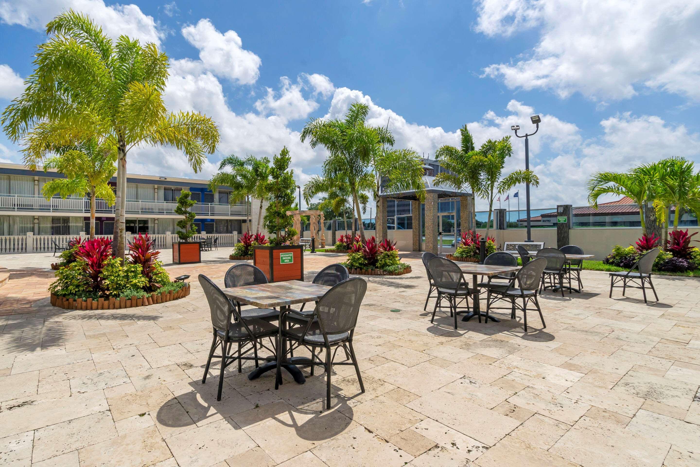 Quality Inn And Conference Center Tampa-Brandon Heartland Eksteriør billede