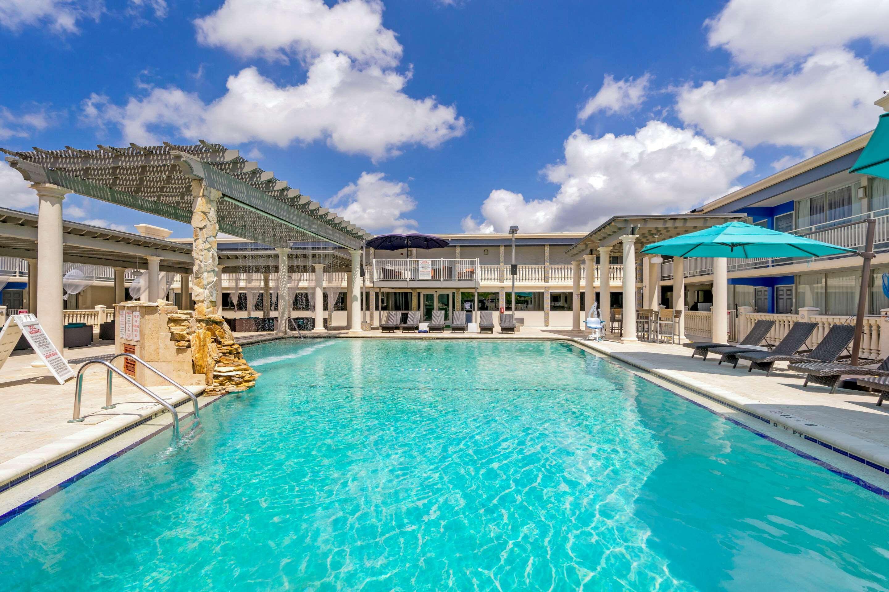 Quality Inn And Conference Center Tampa-Brandon Heartland Eksteriør billede