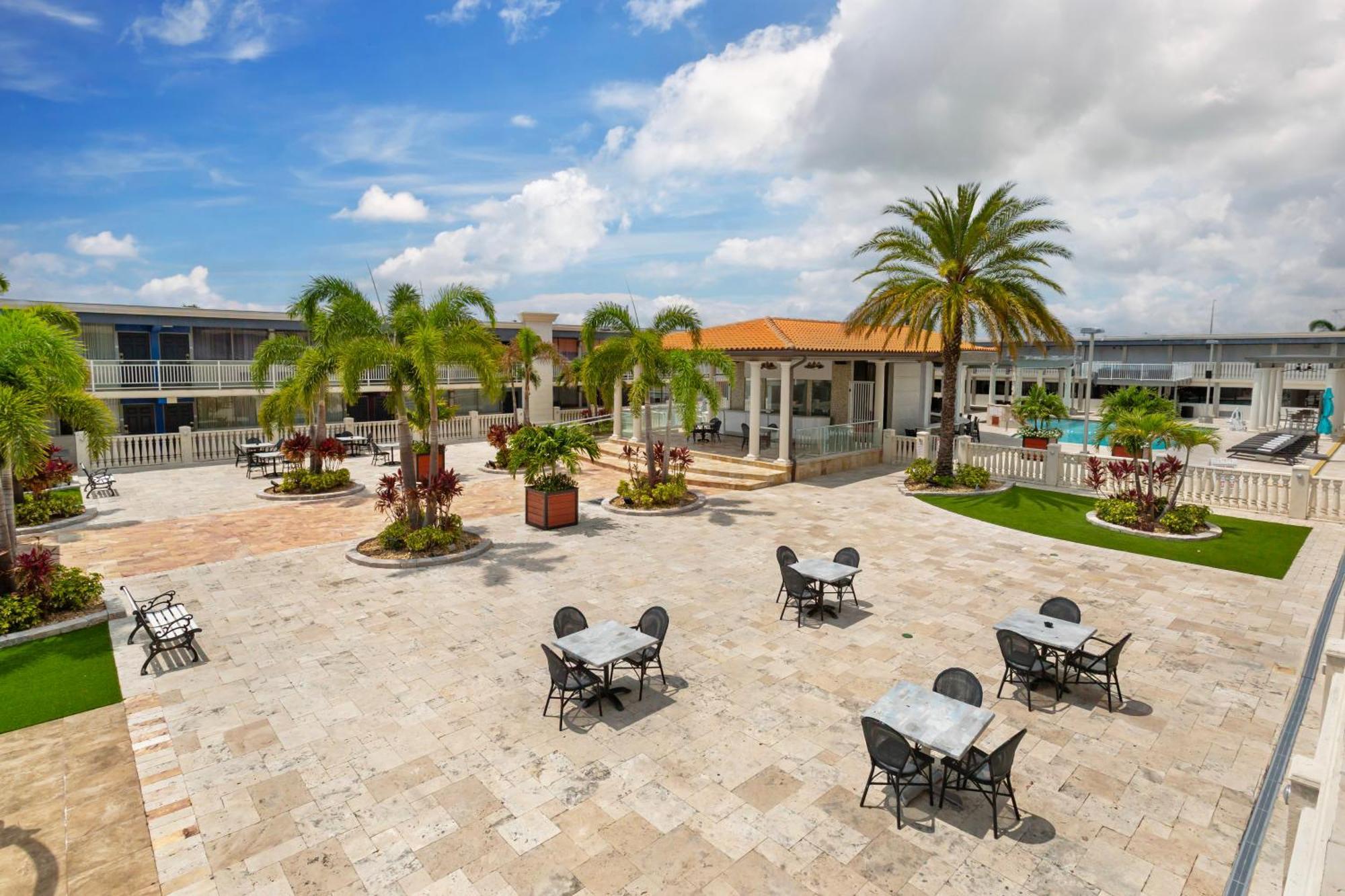 Quality Inn And Conference Center Tampa-Brandon Heartland Eksteriør billede